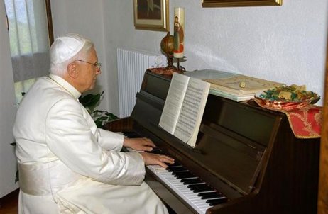benoit-xvi-piano